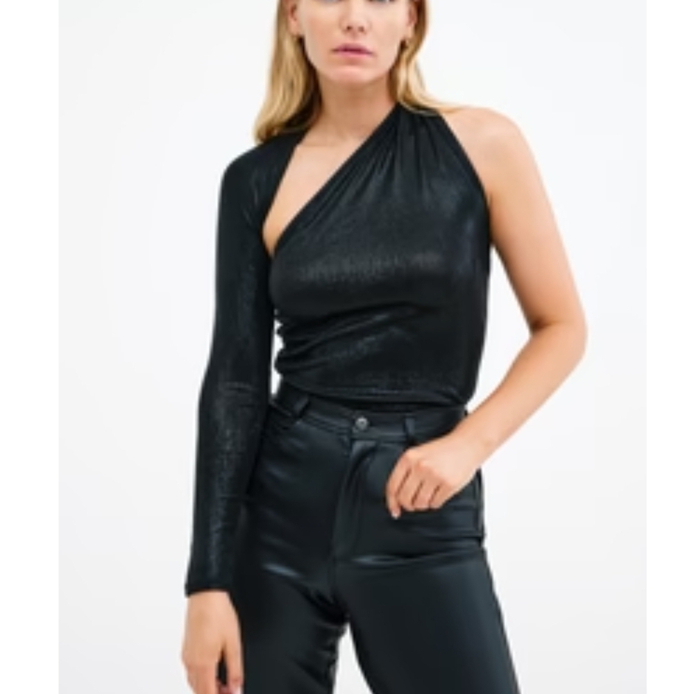 Metallic Manhattan: Sleek Black One-Shoulder Blouse